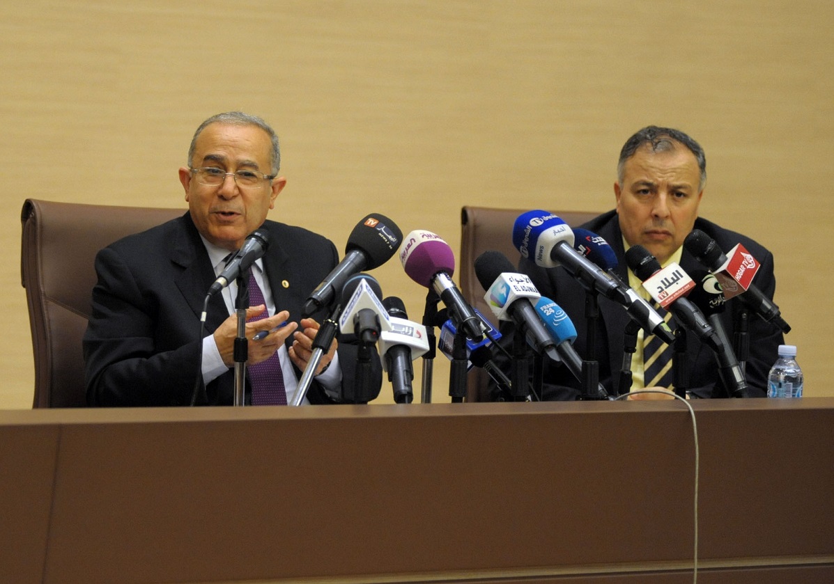 Abdelaziz Benali-Cherif avec le ministre des AE, Ramtane Lamamra. New Press